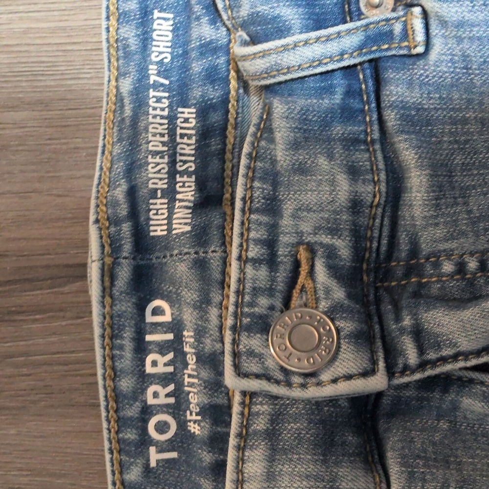 ✨SOLD✨ Torrid 7" Denim Shorts Sz 14 Vintage Stretch High Rise - Picture 6 of 9